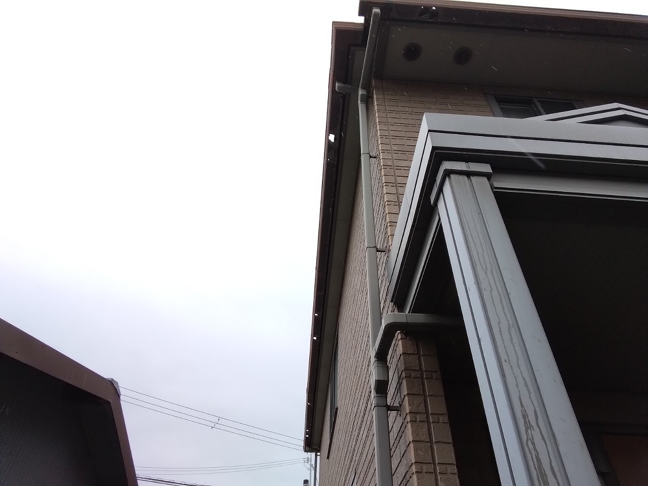 姫路市　雹で軒樋貫通